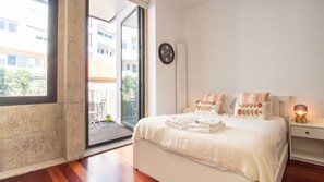 Iron/ironing board, free WiFi, bed sheets - Santa Teresa Studio by LovelyStay (Porto)