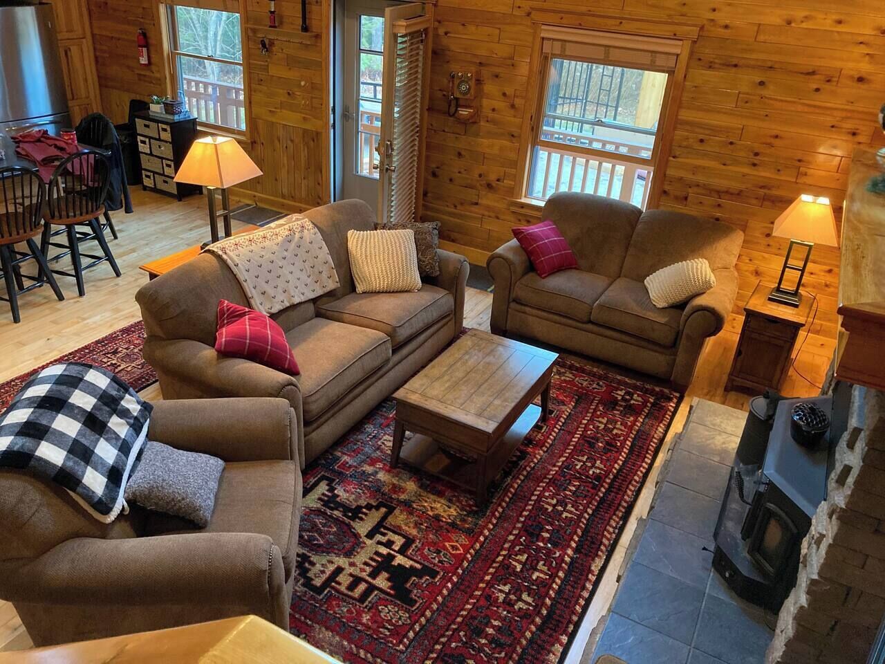 Een smart-tv, een open haard, een dvd-speler en boeken