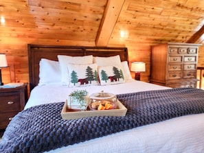 3 bedrooms, desk, travel crib, internet