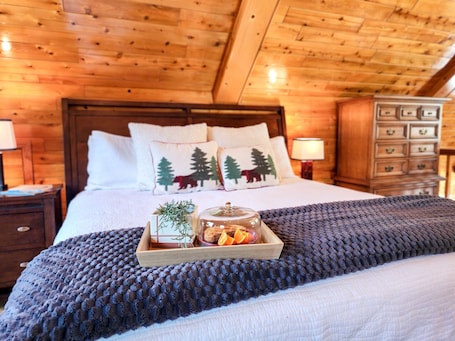 3 bedrooms, desk, travel cot, Internet. 15min to Pictured Rocks|Secluded Cabin w/Sauna