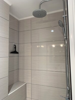 Douche, sèche-cheveux, serviettes fournies, savon