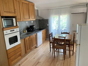 Fridge, microwave, oven, stovetop - Chez Pierre (Le Val)