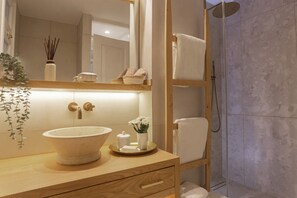 Shower, free toiletries, hair dryer, bidet - Timeless Athens Cozy Apartment (Athina)