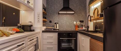 Fridge, oven, stovetop, dishwasher