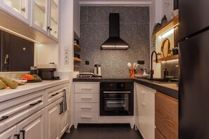 Fridge, oven, stovetop, dishwasher