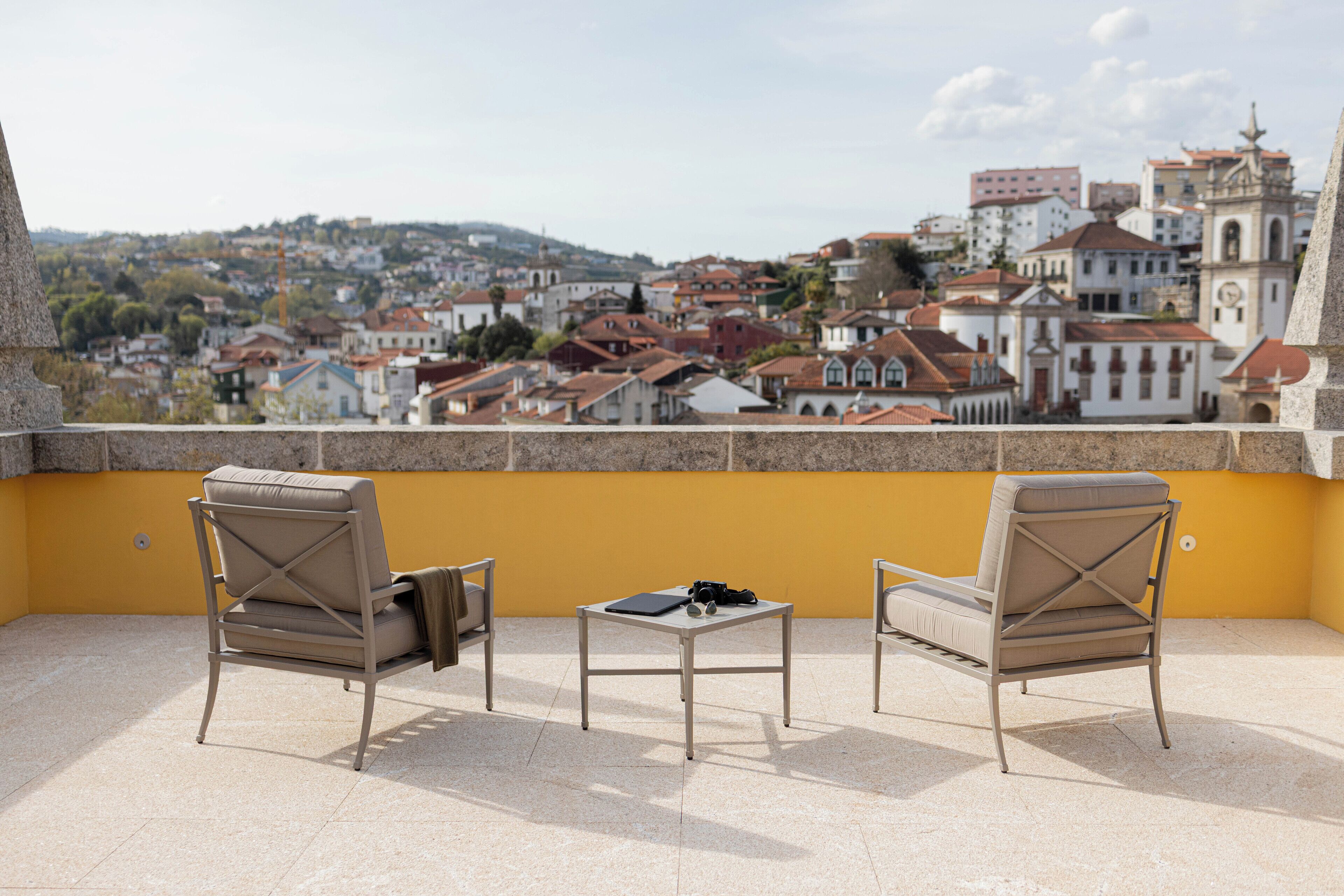 Minibar, caja de seguridad en la habitación y escritorio 
