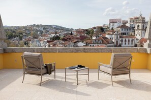 Minibar, caja de seguridad en la habitación y escritorio 
