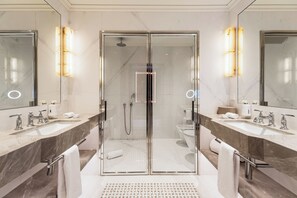 Prestige Garden View Room | Bathroom | Free toiletries, hair dryer, bathrobes, slippers - Casa da Calçada Relais & Châteaux (Amarante)