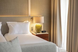 Panorama-Zimmer, Flussblick | 1 Schlafzimmer, Minibar, Zimmersafe, Schreibtisch