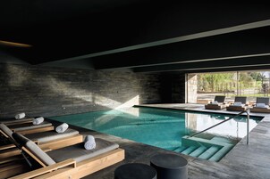 室内游泳池，季节性开放的室外游泳池，池畔遮阳伞，日光浴躺椅