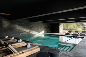 Indoor pool, seasonal outdoor pool, pool umbrellas, pool loungers - Casa da Calçada Relais & Châteaux (Amarante)