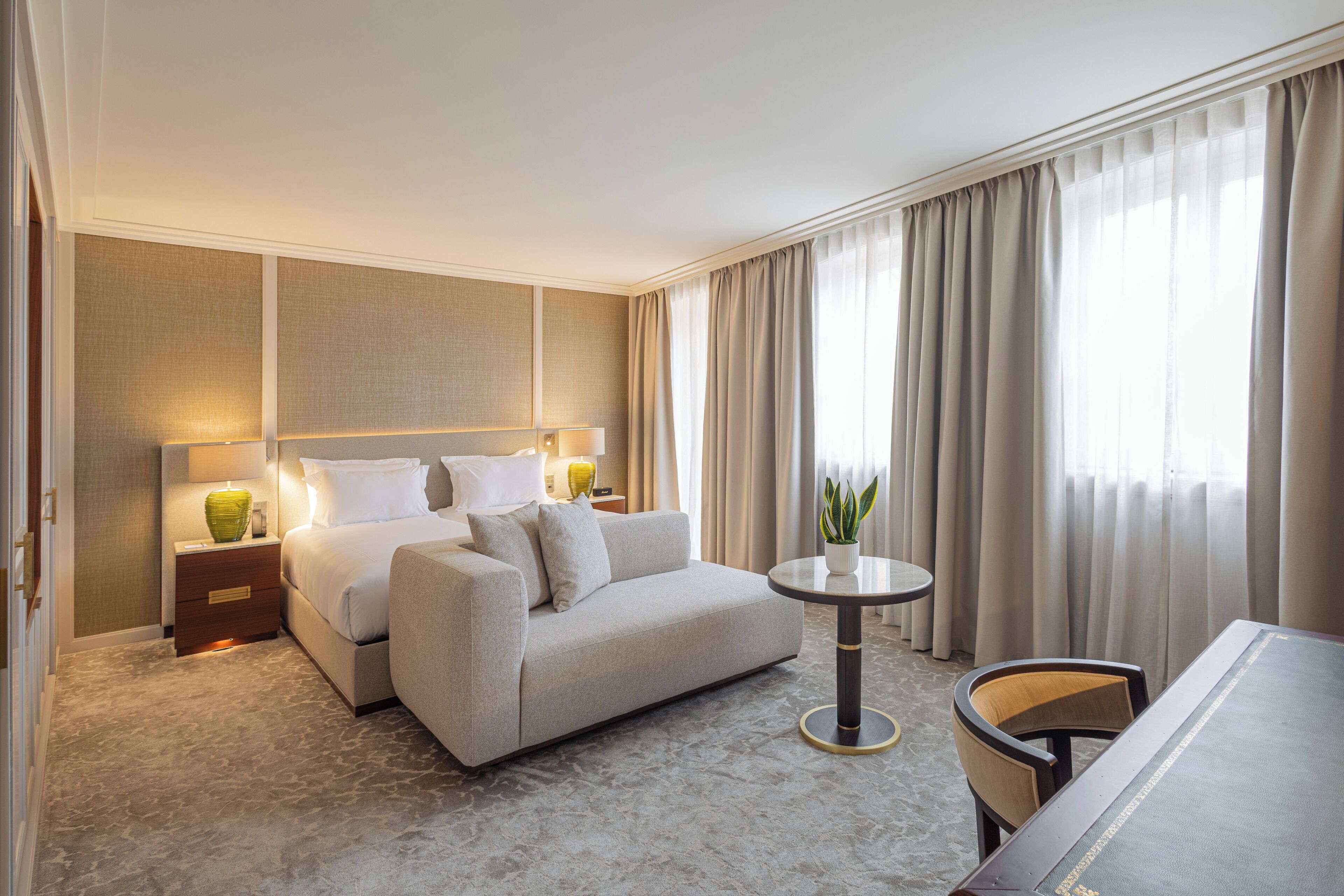 Minibar, caja de seguridad en la habitación y escritorio 