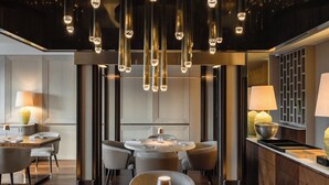 A modern dining area with round tables, chairs, and pendant lighting. - Casa da Calçada Relais & Châteaux (Amarante)