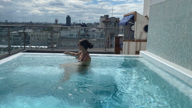 Una piscina en la azotea con vistas despejadas del paisaje urbano.