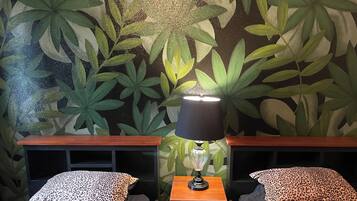 1 quarto, cofres nos quartos, ferros/tábuas de passar roupa