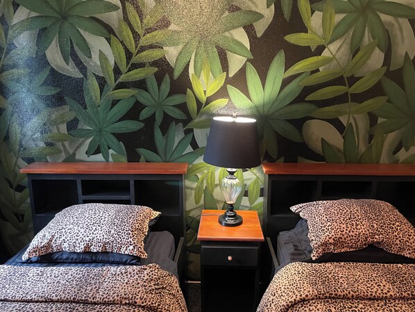 1 chambre, coffre-fort, fer et planche à repasser, lit de bébé portatif