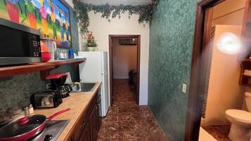 Een koelkast, een magnetron, een kookplaat