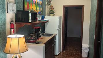 Réfrigérateur, micro-ondes, plaque de cuisson, cafetiÚre/bouilloire