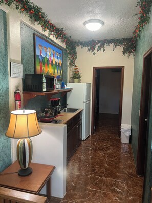 Kjøleskap, mikrobølgeovn, kokeplater og kaffetrakter/tekoker