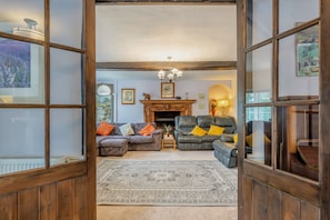 TV, fireplace
