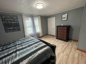2 bedrooms, iron/ironing board, free WiFi - The Comfort Mist (Eureka)