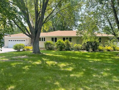 LOCATION!! Near Hospital. 2 Bath, 3-bedroom house in delightful St. Cloud.