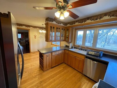 LOCATION!! Near Hospital. 2 Bath, 3-bedroom house in delightful St. Cloud.