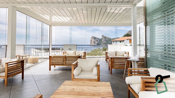A spacious outdoor seating area with wooden furniture and a view of the sea. - Hotiday Room Collection - Nerano (Marina del Cantone)