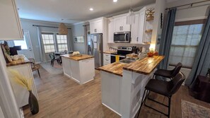 Fridge, microwave, oven, stovetop - Bella's Charming Cottage (Thomasville)