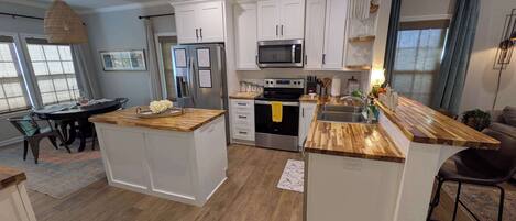 Refrigerador, microondas, horno, placa de cocina
