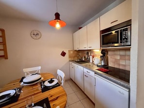 KĂŒhlschrank, Mikrowelle, Ofen, GeschirrspĂŒler