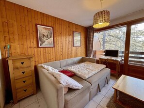 Living area - 200m from shops, 2nd floor, balcony, parking, tv, ski locker, 30m², Vars (Vars)