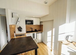 Jääkaappi, mikroaaltouuni, uuni, kahvin-/teenkeitin