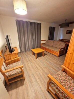 TV - Ski-in/ski-out & foot of the slopes, terrace, tv, ski locker, 56m², Valfréjus (Valfréjus)