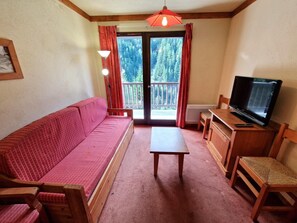 TV - Ski-in/ski-out & foot of the slopes, 2nd floor, balcony, tv, ski locker, 40m², Valfréjus (Valfréjus)