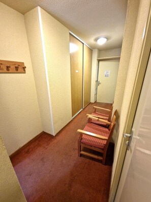 Interior - Ski-in/ski-out & foot of the slopes, 2nd floor, balcony, tv, ski locker, 40m², Valfréjus (Valfréjus)