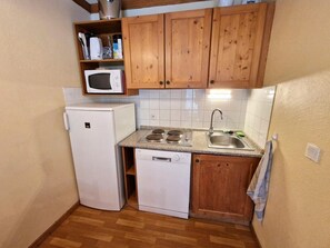 Fridge, microwave, dishwasher - 100m from resort center, 2nd floor, balcony, tv, ski locker, 40m², Valfréjus (Valfréjus)