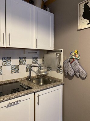 Kühlschrank, Mikrowelle, Ofen, Geschirrspüler