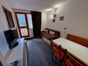 TV - 30m from ski slopes, 4th floor, balcony, tv, ski locker, 23m², Valfréjus (Valfréjus)