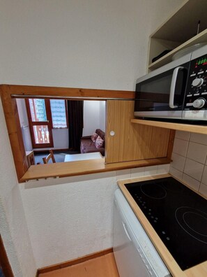 Interior - 30m from ski slopes, 4th floor, balcony, tv, ski locker, 23m², Valfréjus (Valfréjus)