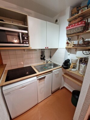 Fridge, microwave, dishwasher, coffee/tea maker - 50m from resort center, 4th floor, balcony, tv, ski locker, 23m², Valfréjus (Valfréjus)
