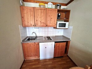 Een koelkast, een microgolfoven, een vaatwasser