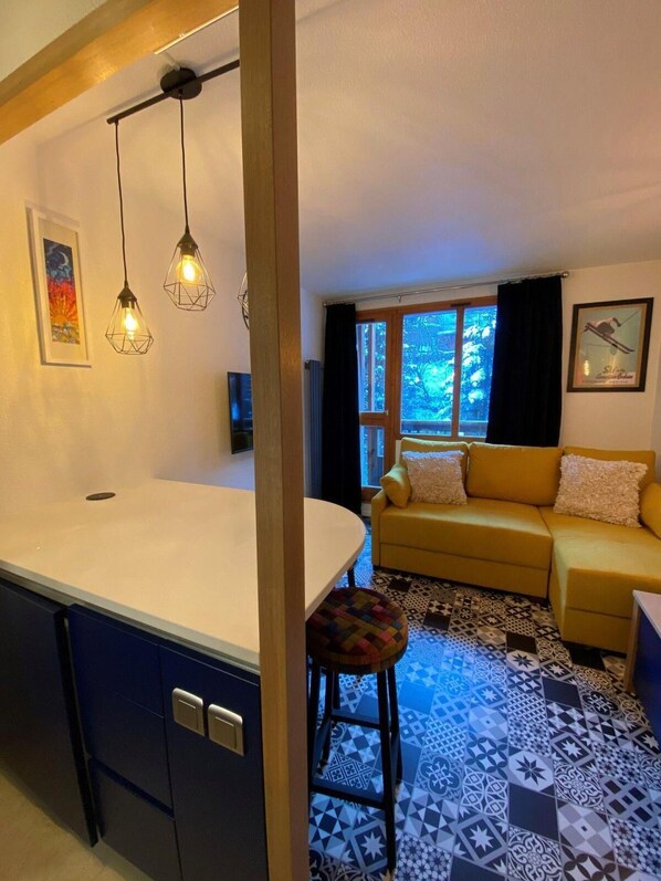 TV - 30m from ski slopes, 4th floor, balcony, tv, ski locker, 19m², Valfréjus (Valfréjus)