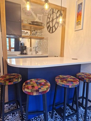 Jääkaappi, mikroaaltouuni, astianpesukone