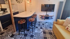 A compact living space with a kitchen, bar area, and seating. - 30m from ski slopes, 4th floor, balcony, tv, ski locker, 19m², Valfréjus (Valfréjus)