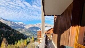 Outdoor dining - Resort center, 4th floor, view open, balcony, ski locker, 19m², Valfréjus (Valfréjus)