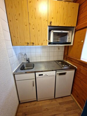 Jääkaappi, uuni, astianpesukone