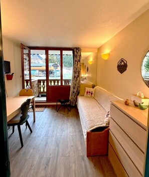 TV - 100m from ski slopes, 1st floor, view resort, balcony, ski locker, 19m², Valfréjus (Valfréjus)