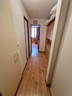 Interior - 100m from ski slopes, 1st floor, balcony, ski locker, 19m², Valfréjus (Valfréjus)
