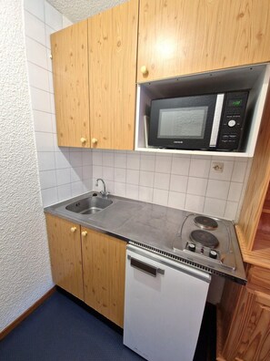 Fridge, microwave - Resort center, 3rd floor, balcony, ski locker, 19m², Valfréjus (Valfréjus)
